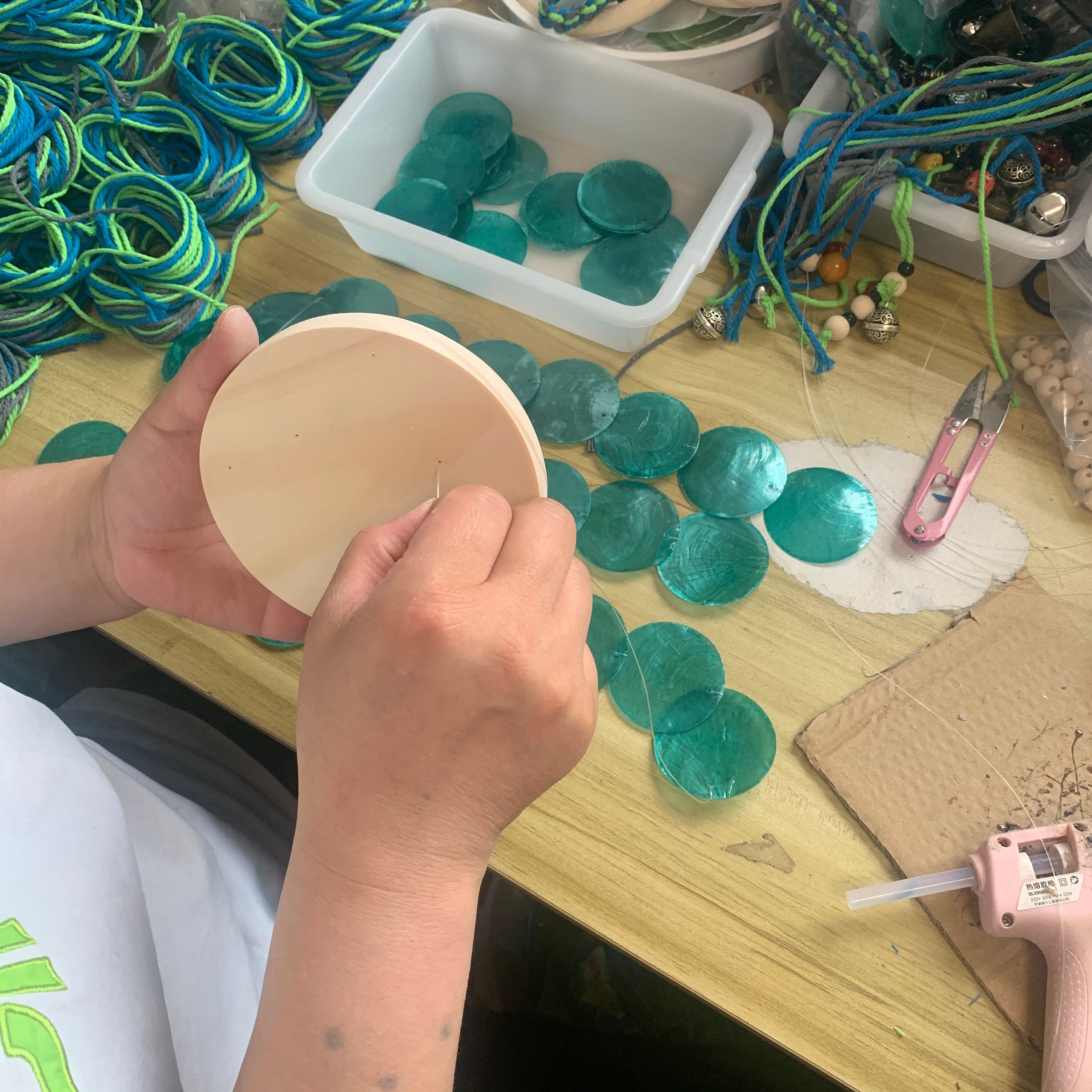 Purple Hanging Wind Chime for Outdoor, Patio Garden Capiz Shell Wind Chime, Round Shell Mobile, Home Decor, Birthday Gifts