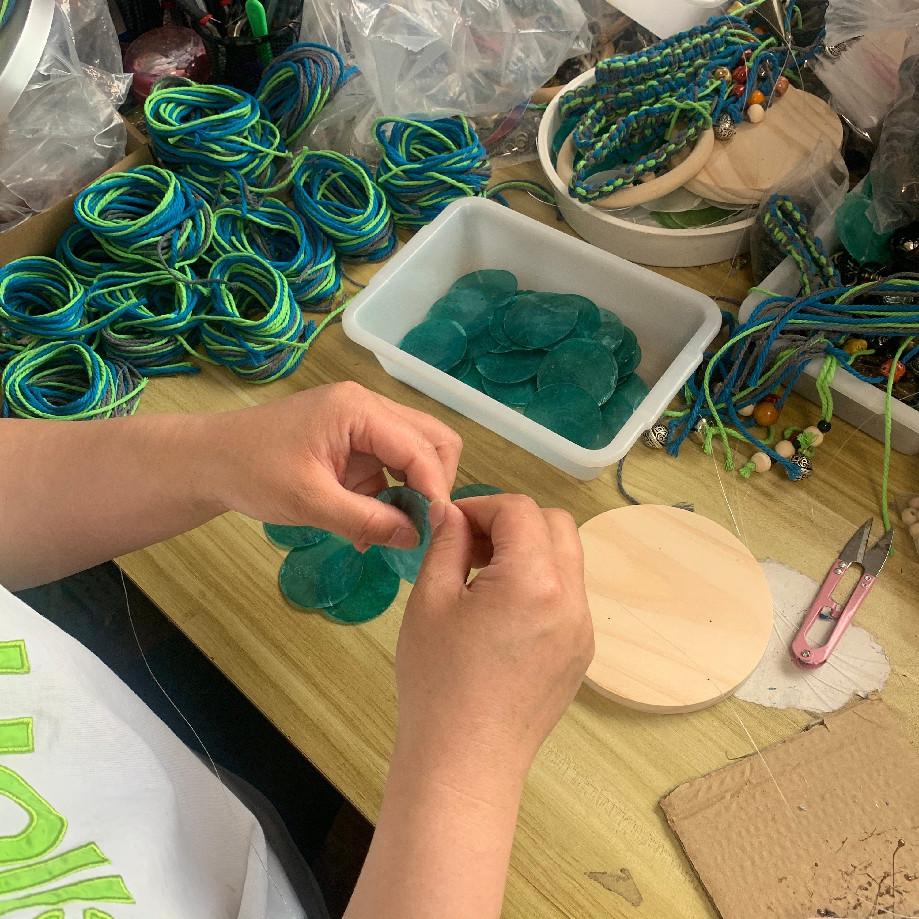 Purple Hanging Wind Chime for Outdoor, Patio Garden Capiz Shell Wind Chime, Round Shell Mobile, Home Decor, Birthday Gifts