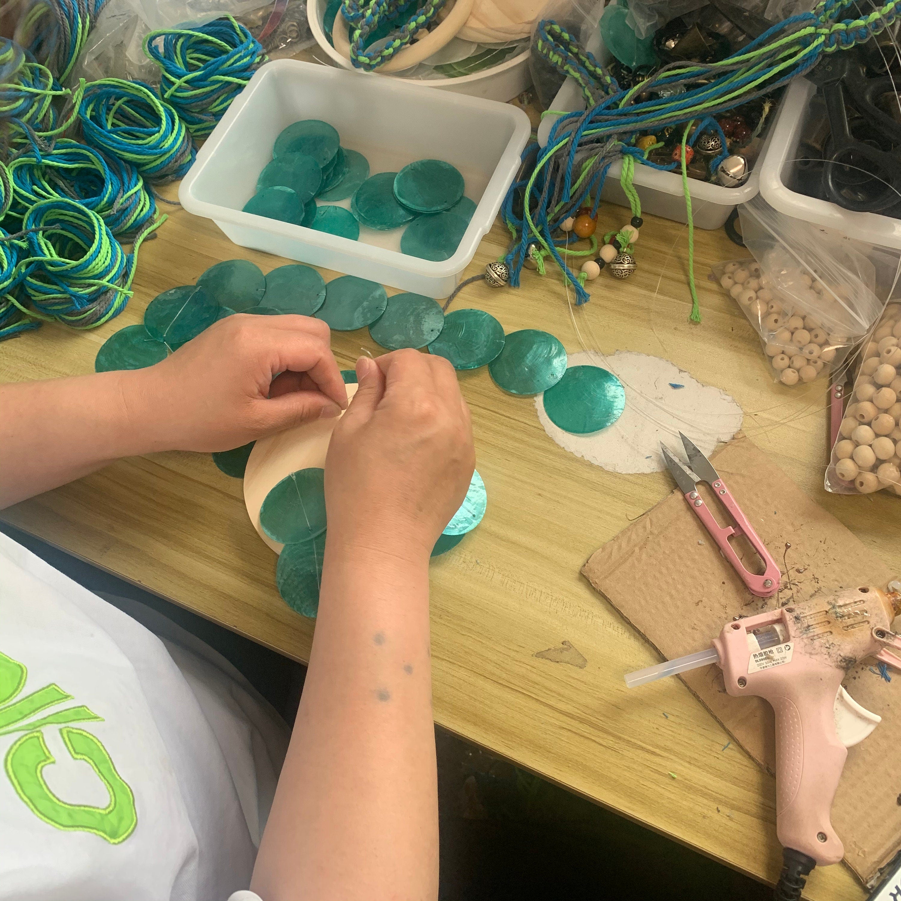 Purple Hanging Wind Chime for Outdoor, Patio Garden Capiz Shell Wind Chime, Round Shell Mobile, Home Decor, Birthday Gifts