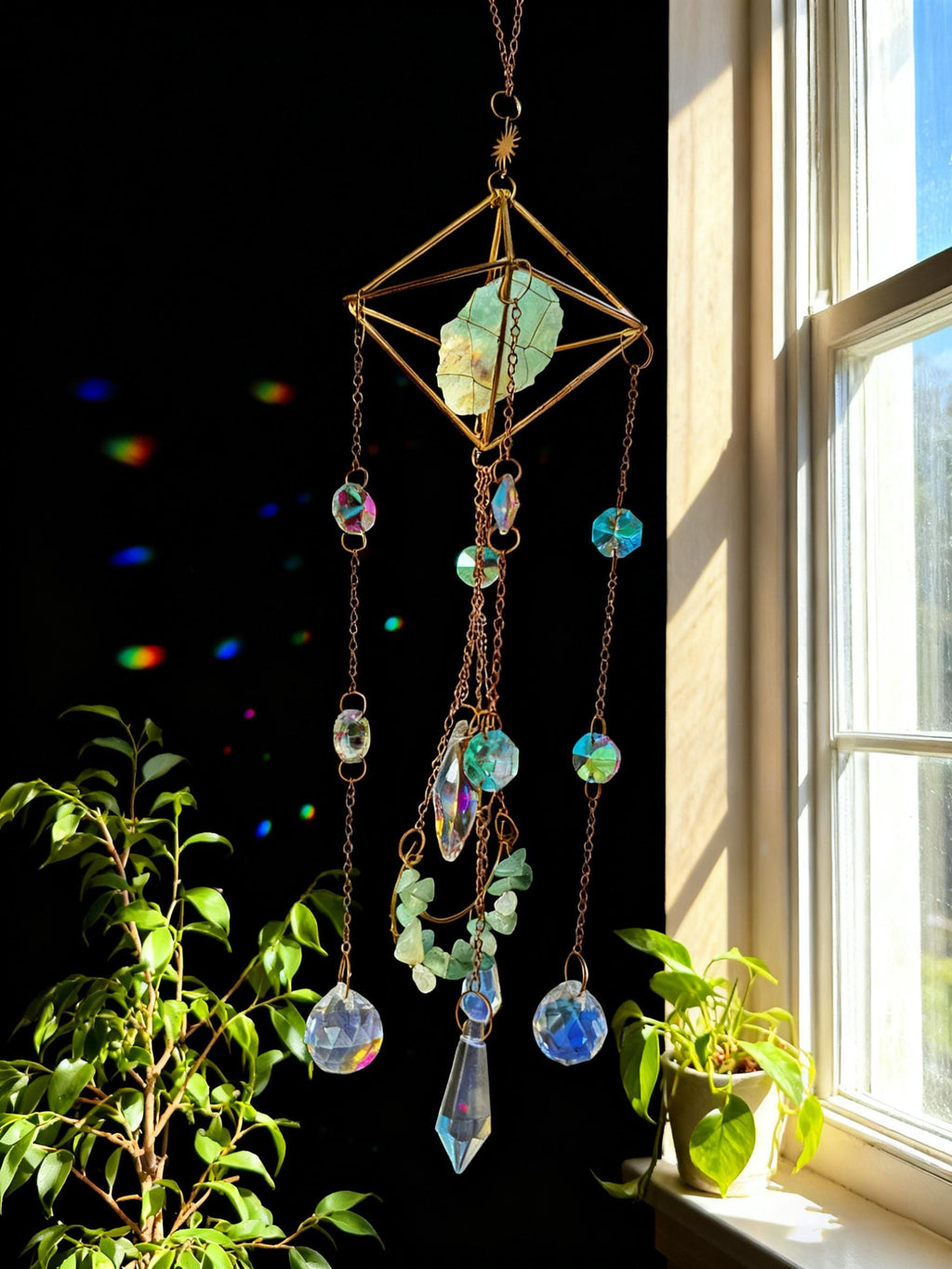 Green Raw Stone Sun Catcher, Healing Crystal Energy Window Ornament, Prism Rainbows for Yoga Meditation Room Decor