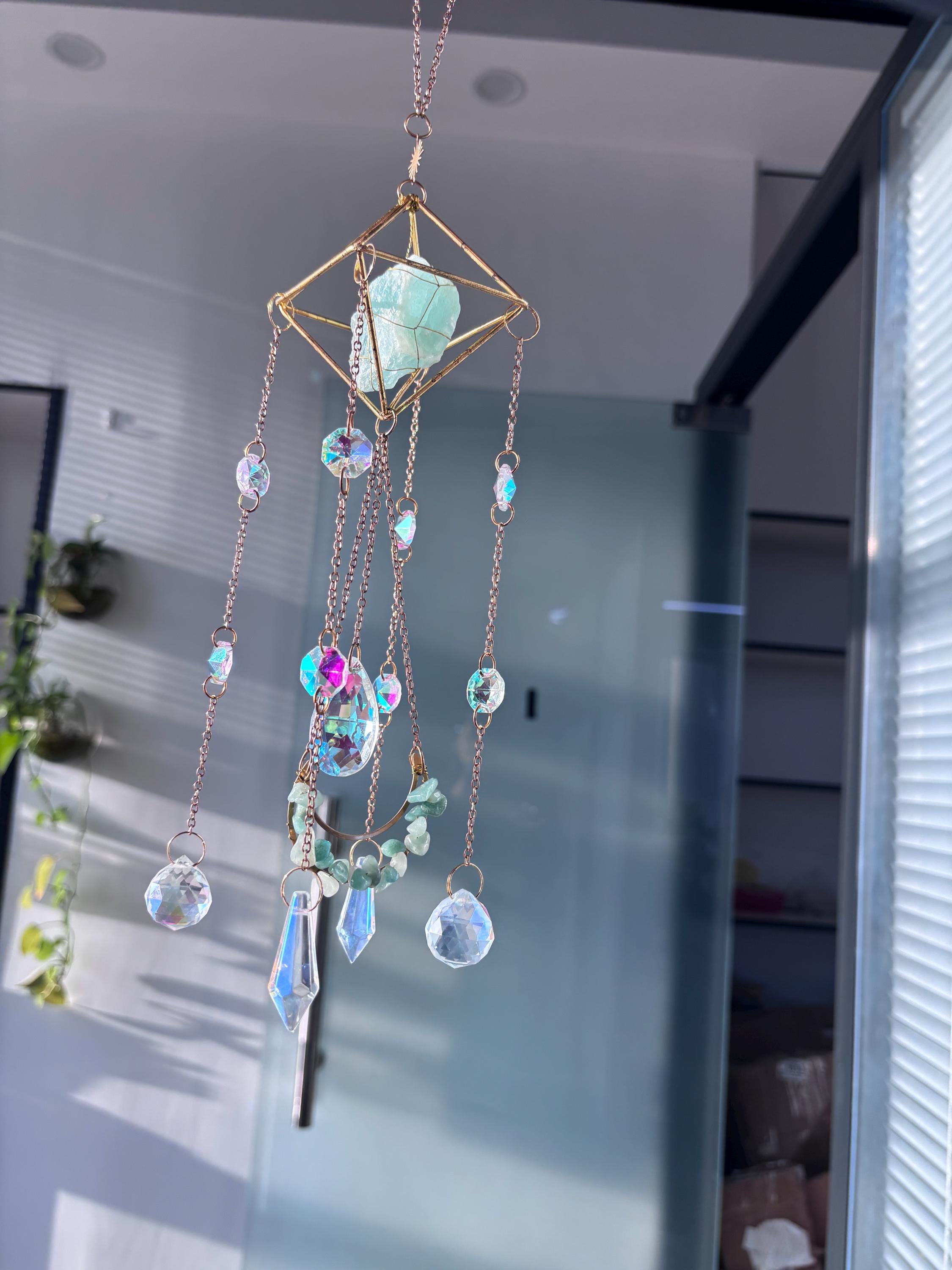 Green Raw Stone Sun Catcher, Healing Crystal Energy Window Ornament, Prism Rainbows for Yoga Meditation Room Decor