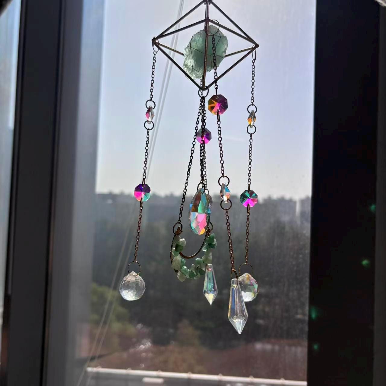 Green Raw Stone Sun Catcher, Healing Crystal Energy Window Ornament, Prism Rainbows for Yoga Meditation Room Decor