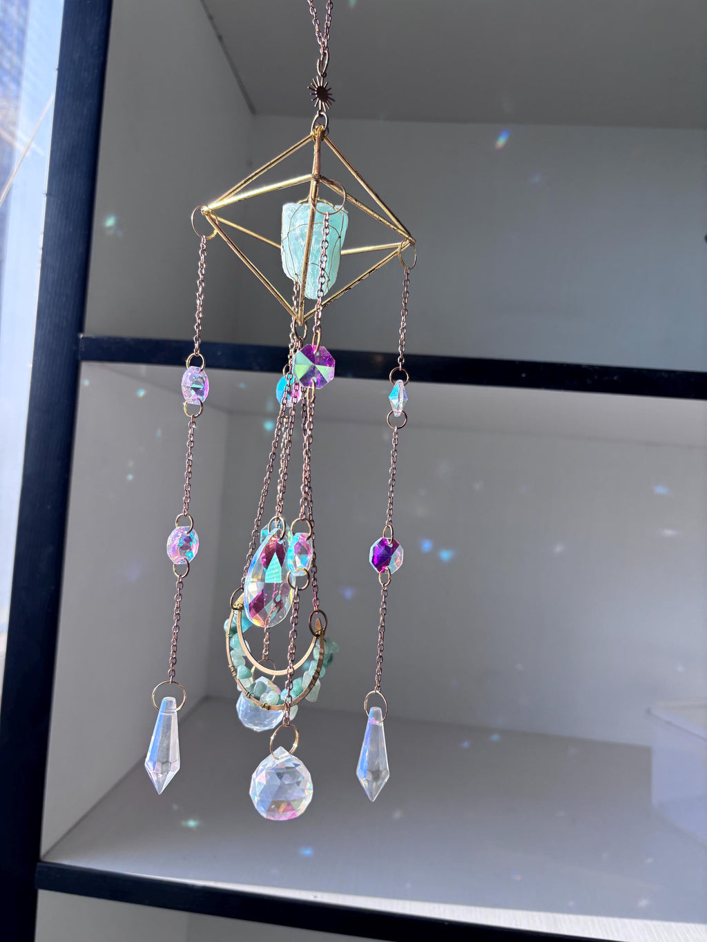 Green Raw Stone Sun Catcher, Healing Crystal Energy Window Ornament, Prism Rainbows for Yoga Meditation Room Decor