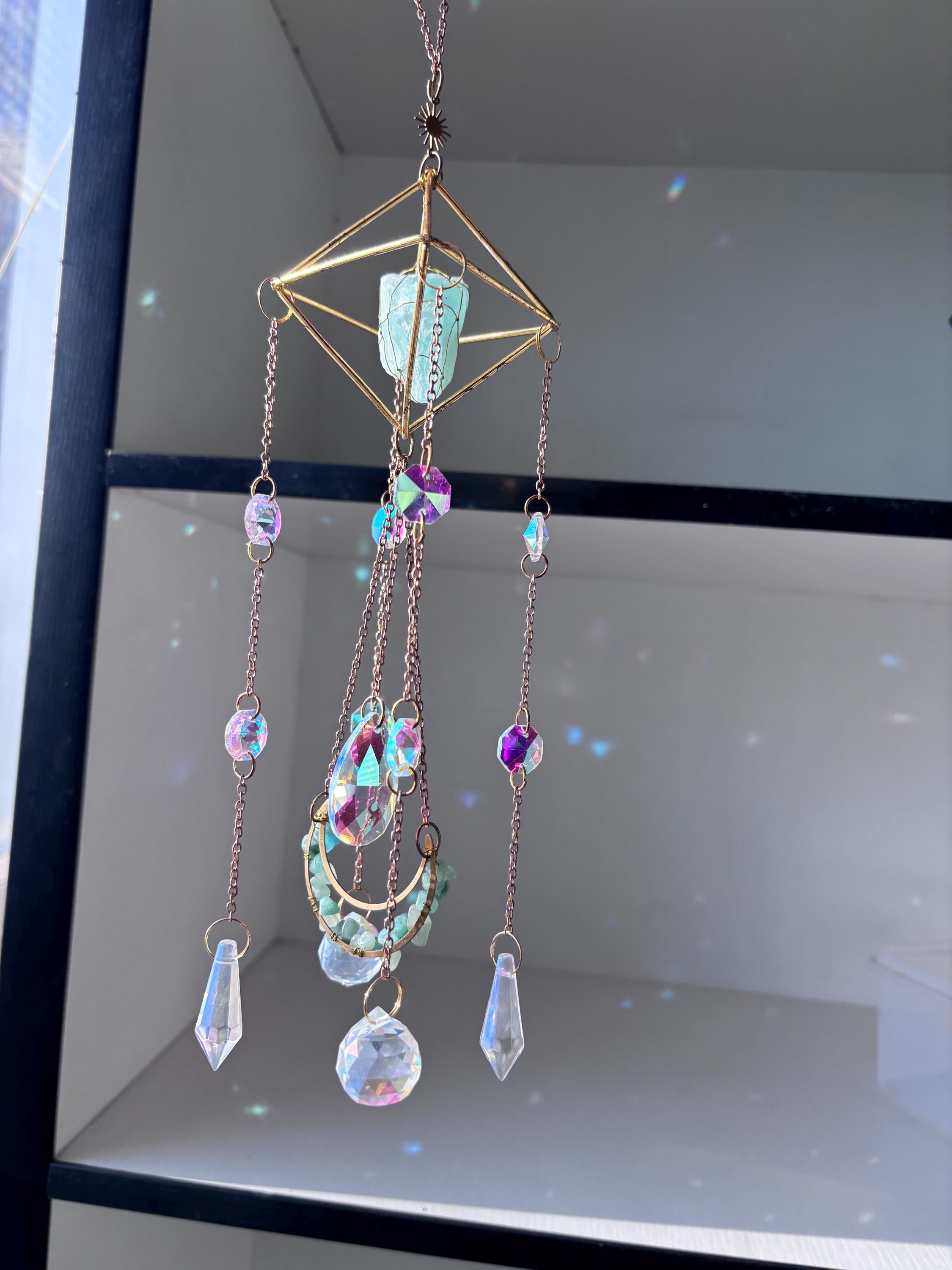 Green Raw Stone Sun Catcher, Healing Crystal Energy Window Ornament, Prism Rainbows for Yoga Meditation Room Decor