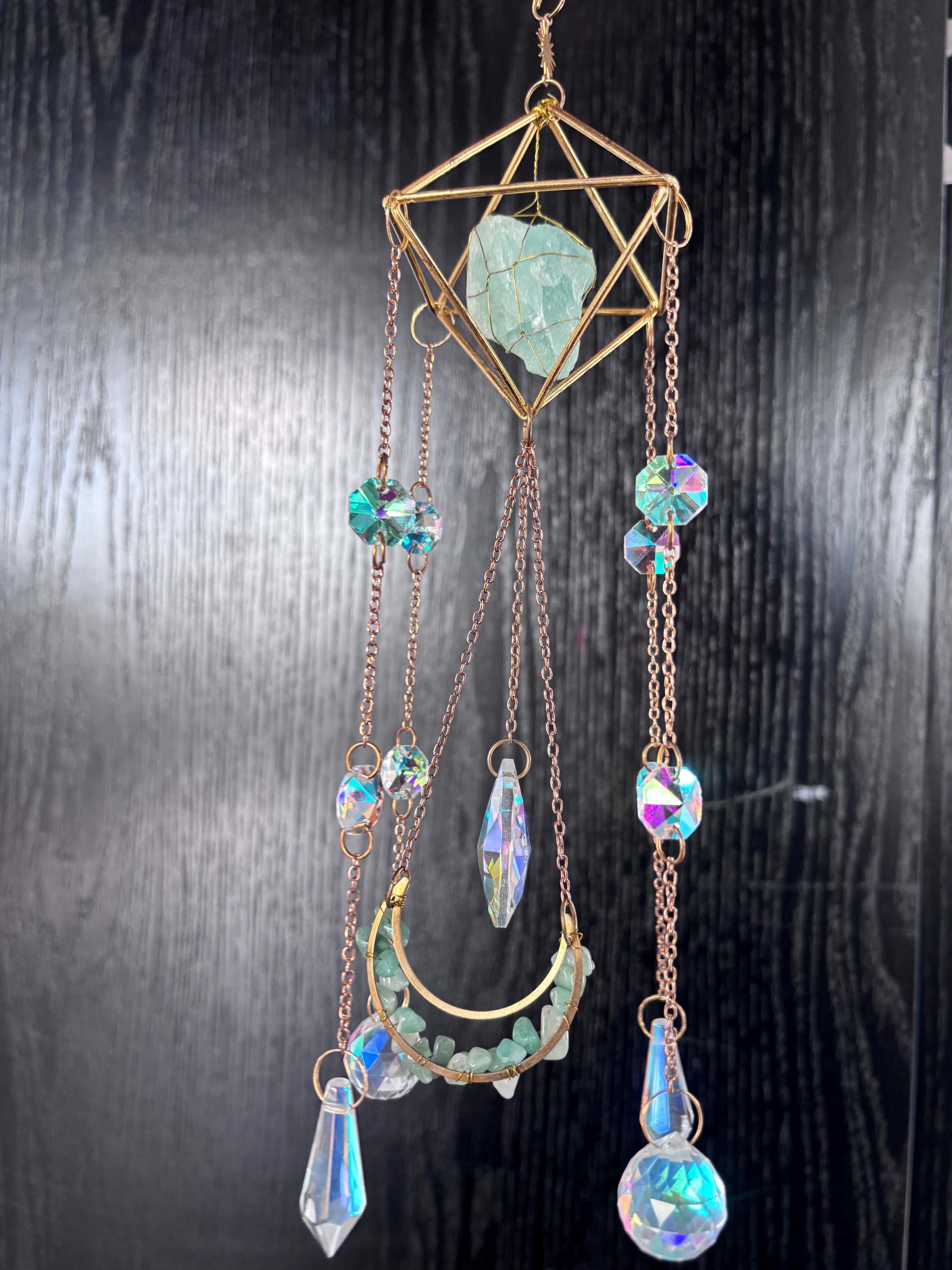 Green Raw Stone Sun Catcher, Healing Crystal Energy Window Ornament, Prism Rainbows for Yoga Meditation Room Decor