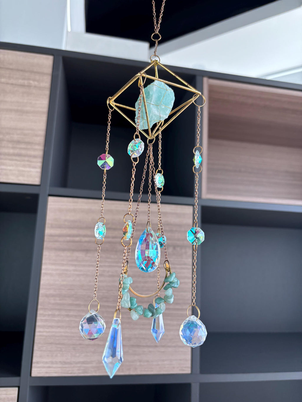 Green Raw Stone Sun Catcher, Healing Crystal Energy Window Ornament, Prism Rainbows for Yoga Meditation Room Decor