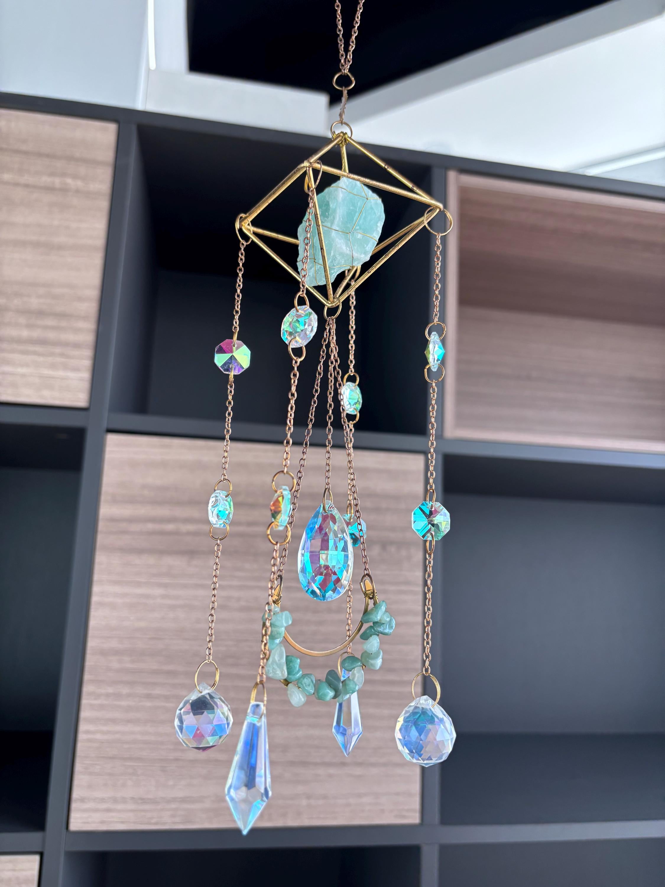 Green Raw Stone Sun Catcher, Healing Crystal Energy Window Ornament, Prism Rainbows for Yoga Meditation Room Decor