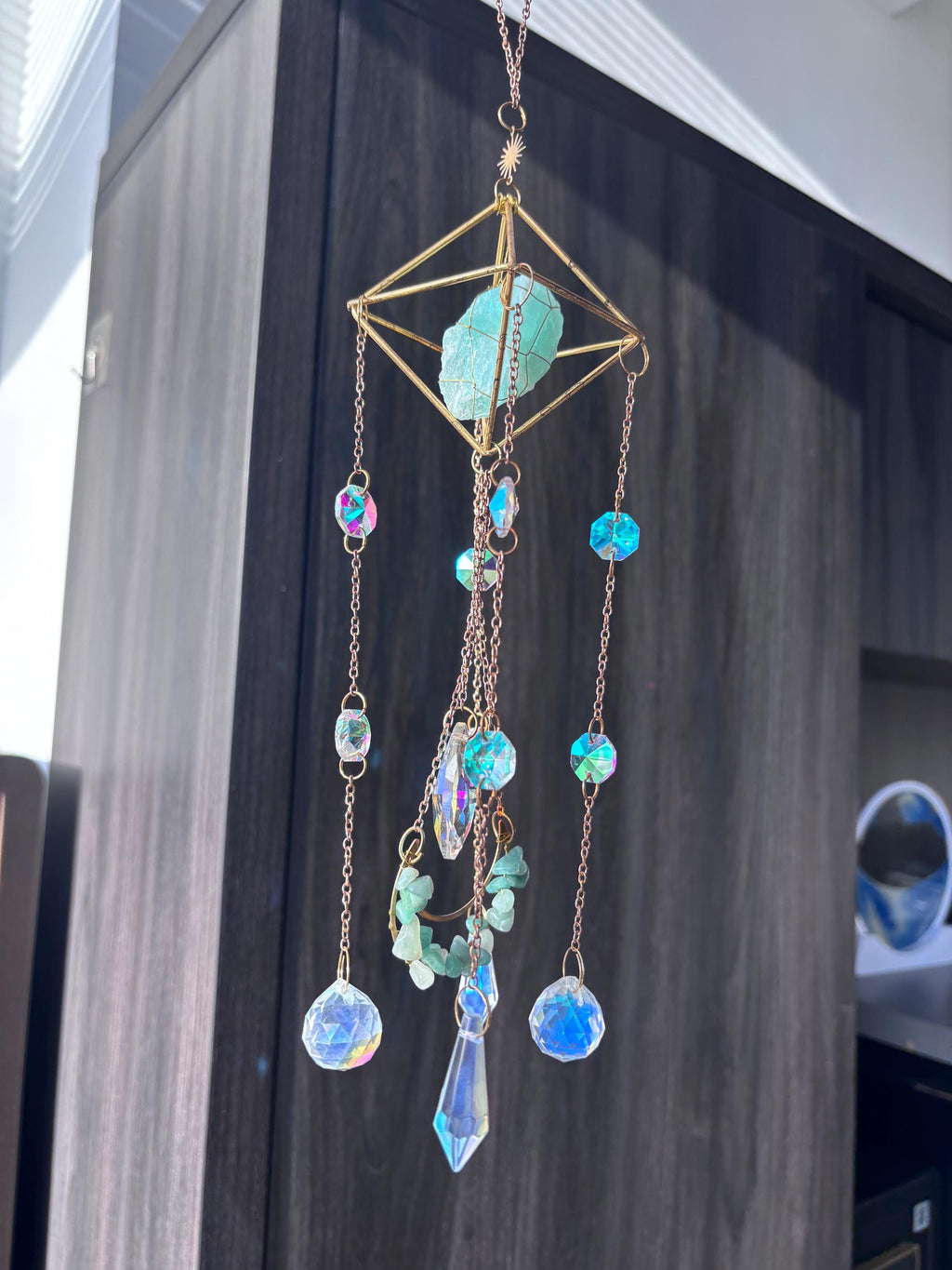 Green Raw Stone Sun Catcher, Healing Crystal Energy Window Ornament, Prism Rainbows for Yoga Meditation Room Decor