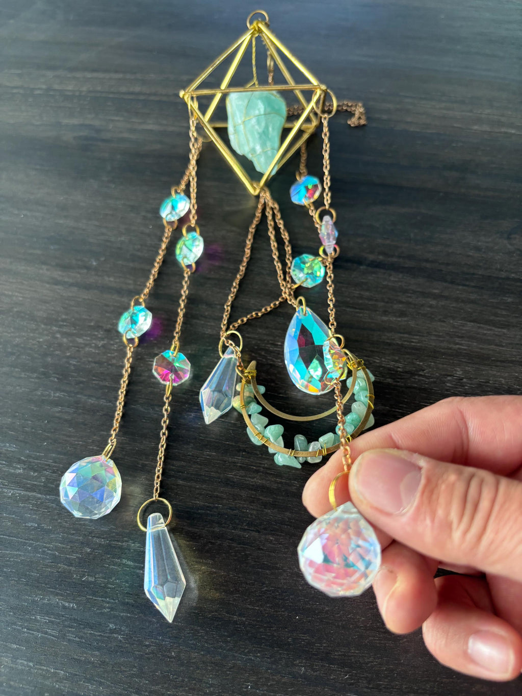 Green Raw Stone Sun Catcher, Healing Crystal Energy Window Ornament, Prism Rainbows for Yoga Meditation Room Decor