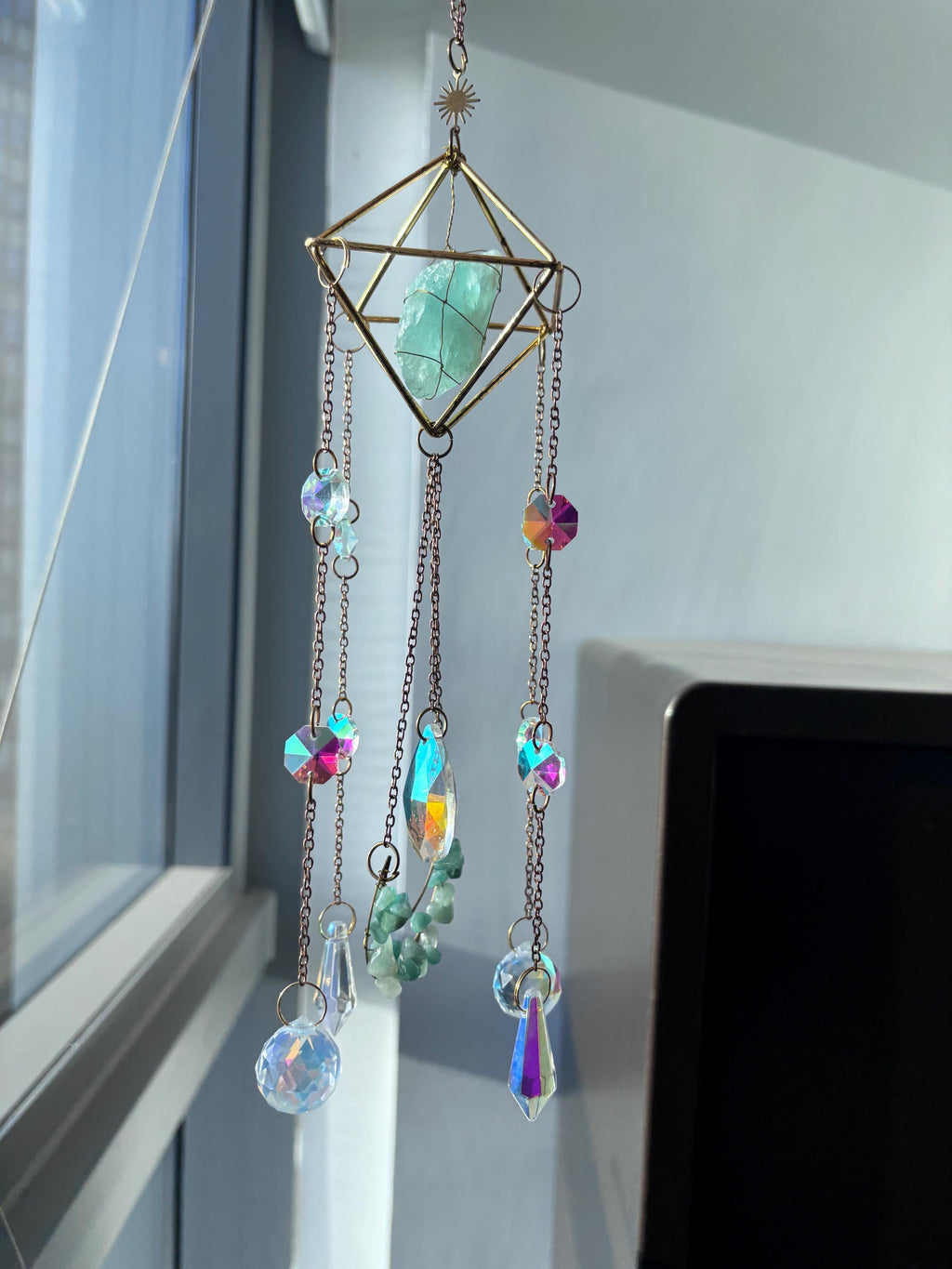 Green Raw Stone Sun Catcher, Healing Crystal Energy Window Ornament, Prism Rainbows for Yoga Meditation Room Decor