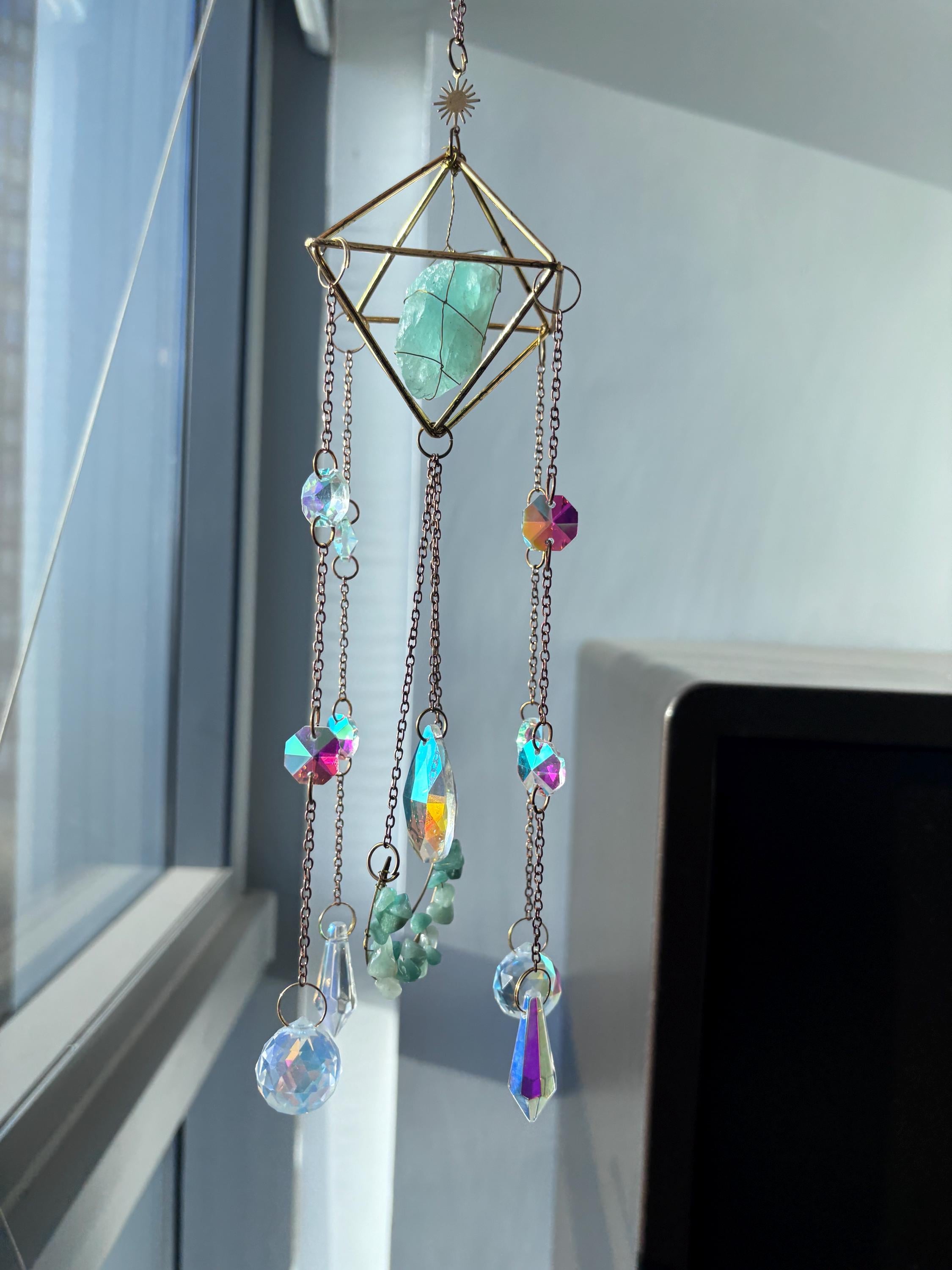 Green Raw Stone Sun Catcher, Healing Crystal Energy Window Ornament, Prism Rainbows for Yoga Meditation Room Decor
